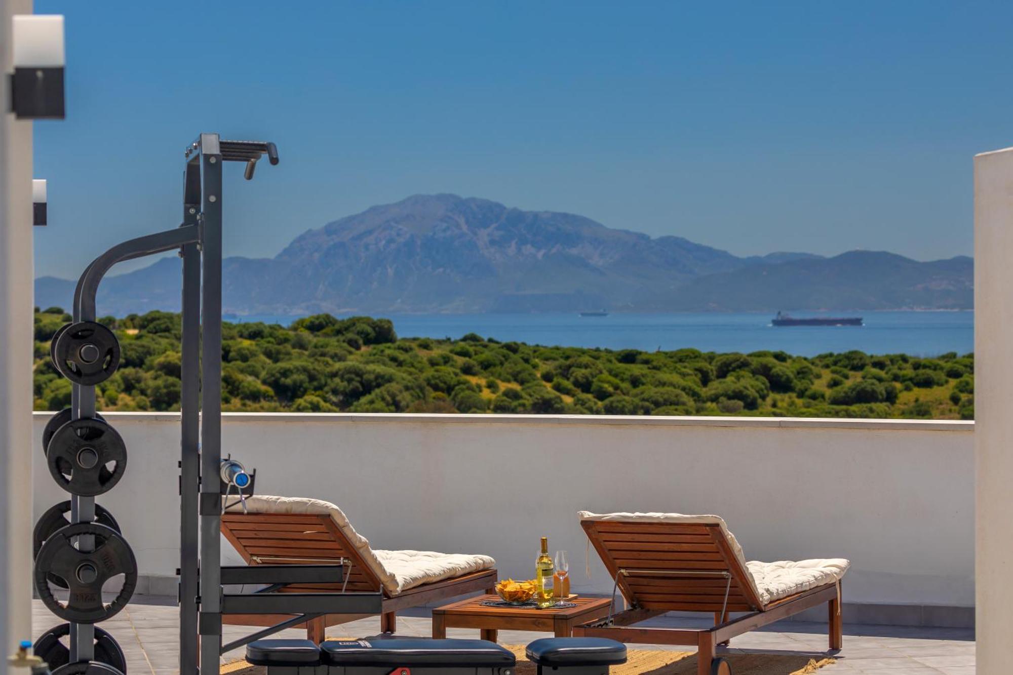 Views, Terrace & Pool - Fibre Wifi - Simplytarifa *